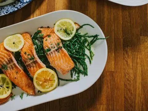 El pescado con más vitaminas y omega-3 que ayuda a reducir el colesterol en la sangre ni es salmón ni es atún