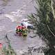 Con equipos especiales bomberos de Quito rescataron a dos mujeres tras caída de  vehículo a río