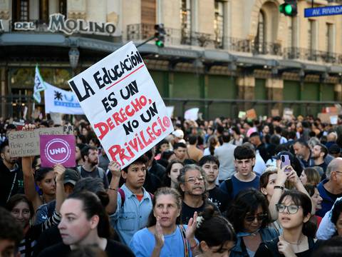 Miles de universitarios marchan en Argentina contra los recortes a la educación superior pública