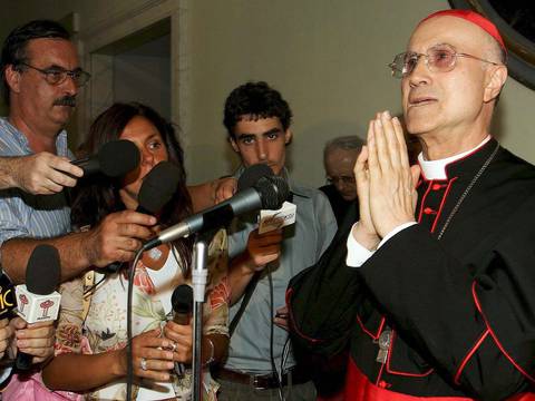 Papa Francisco molesto por vida suntuosa del cardenal Tarcisio Bertone