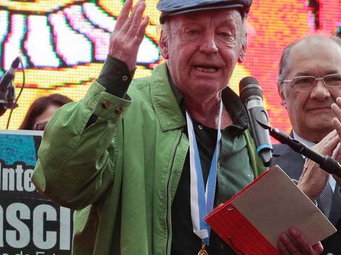 Eduardo Galeano fue condecorado por gobierno de Venezuela