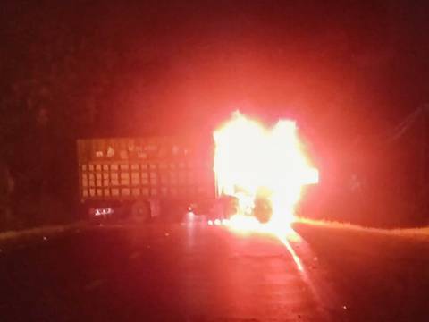 Delincuentes incendiaron un camión y lanzaron explosivos para poder huir, en El Guabo