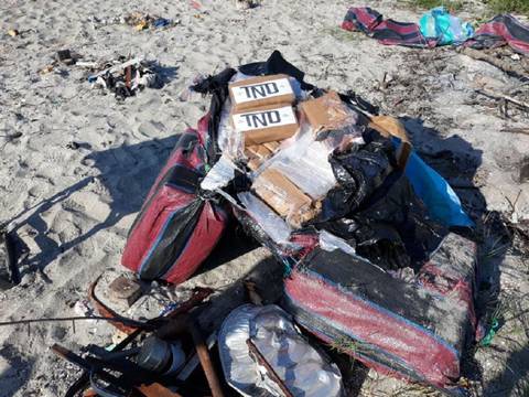 Droga y gasolina halladas en playa de isla Jambelí