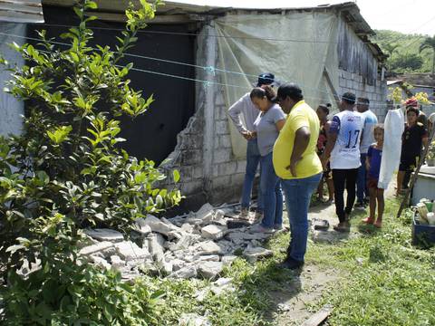 Muisne sigue acumulando daños por las lluvias y sismo: la gente espera bonos para arreglar casas