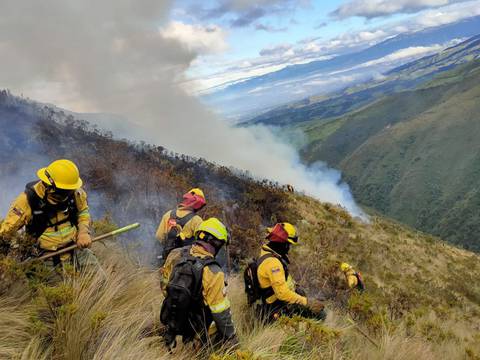 Cuerpo de Bomberos Quito controló el incendio forestal en la parroquia de Checa