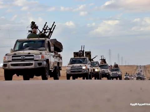 Caudillo libio ordena avanzar hacia Trípoli para 'limpiarla de terroristas y mercenarios'