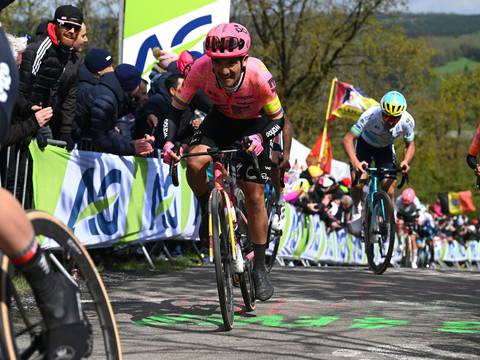 Richard Carapaz pelea en la Lieja-Bastoña-Lieja, triunfo de Tadej Pogacar