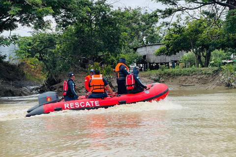Bomberos localizaron cadáveres de dos personas que cayeron en vehículo a río Yaguachi