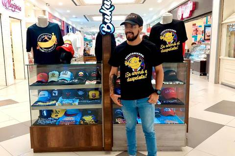 ‘¡Ecuatorianos, se armó el despelote!’, frase de Álvaro Noboa es usada para la venta de camisetas en Guayaquil