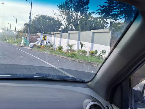 Asesinan a balazos a policía que custodiaba en un patrullero la vivienda de la prefecta de Esmeraldas, Roberta Zambrano