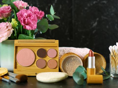 Maquillaje con productos naturales, disponibles en Ecuador para cuidar el planeta