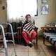 Carmela Ruales, de 84 años, necesita oxígeno todo el día, pero vive en zozobra porque la luz y agua llegan de medidor que comparten cinco casas