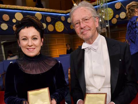 Peter Handke recibe Nobel de Literatura bajo lluvia de críticas