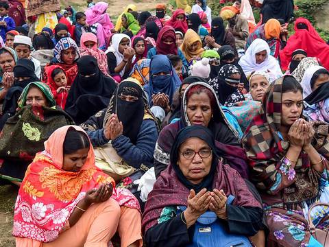 Musulmanes rezan por la paz en Bangladesh