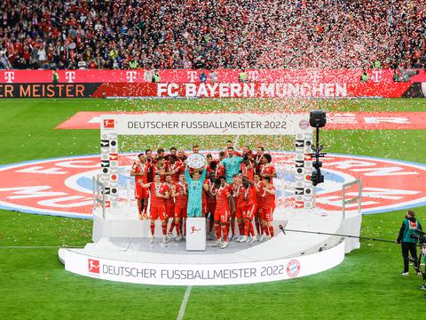 El Bayern alza el trofeo de la Bundesliga