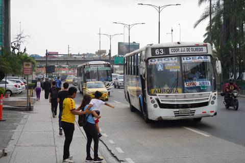 ‘Queremos dar un transporte digno, se nos debe dar la tarifa de $ 0,10 adicional’, piden  gremios de transportistas urbanos de Guayaquil  