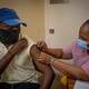 COVID-19: Casos de ómicron explotan en Sudáfrica, pero pocos terminan en hospitalizaciones