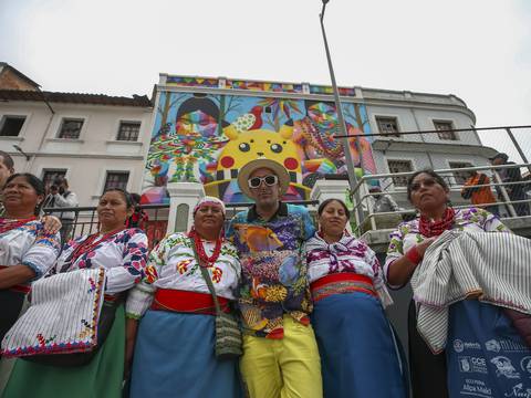 Visita a bordadoras ecuatorianas inspiró a artista español que hizo mural que incluye a Pikachu