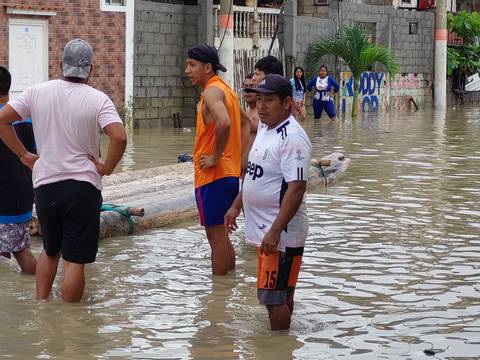 En bananas y balsas se evacúa a personas afectadas de Playas, donde hasta la casa del alcalde se inundó