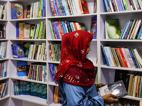 Mujeres en Afganistán abren biblioteca para hacer frente a las medidas impuestas por los talibanes