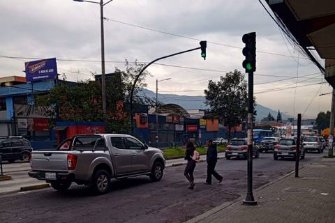 ‘Estuve cerca de ser atropellada por dos veces”: Quito tiene botones para activar semáforos peatonales que no funcionan
