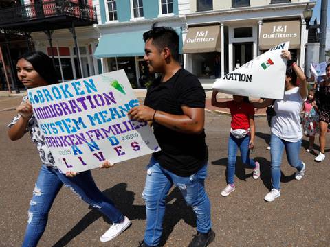 Varios jóvenes  feligreses  protestan en Mississippi 