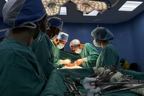 Cirugía ginecológica de alta complejidad salva la vida de una paciente de 47 años en hospital de Latacunga 