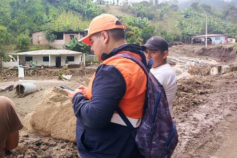 Técnicos levantan información para fichas del bono de contingencia que dará el MIES a los afectados por aluvión en Alausí  