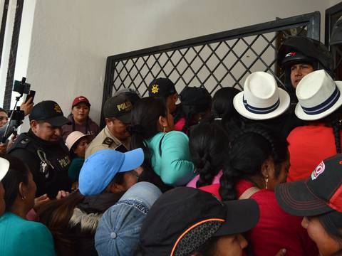 Padres de familia de escuelas rurales protestaron en la gobernación de Cuenca para pedir pago a transportistas