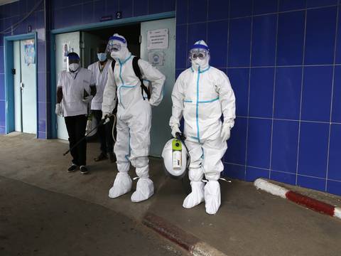 Uganda impone confinamientos y toque de queda en dos distritos para controlar el ébola mientras el brote continúa