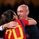 ‘El beso a Jenni Hermoso fue espontáneo y consentido’, dice en su defensa el presidente de la Real Federación Española de Fútbol