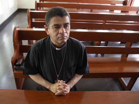 Policía de Nicaragua asalta sede episcopal y arresta a obispo Rolando Álvarez