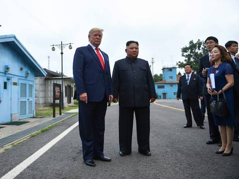 Donald Trump y Kim Jong Un se saludan en la Zona Desmilitarizada de Corea