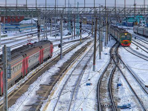 El tren ruso que para en medio de la nada solo para llevar a una niña al colegio
