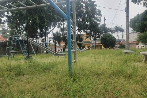 Los malos olores, maleza y basura desalientan presencia de vecinos en parque de la etapa 14 de la Alborada