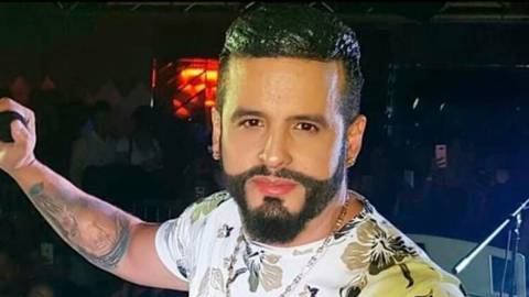 Él es Nelson Velásquez, cantante que supuestamente se encontraba en la finca donde fue detenido Jacobo Bucaram