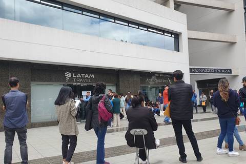 Hasta seis horas de espera o tener que volver: fila para canjear vuelos de Equair, en Quito