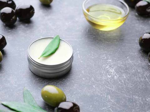 Cómo usar la crema con aceite de oliva a la que recurren las coreanas para levantar los párpados caídos
