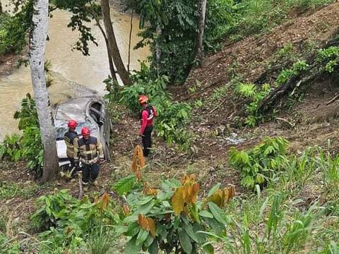 Tres personas resultaron ilesas en caída de auto a un barranco en la carretera Esmeraldas-Quinindé 