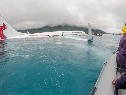 Avión acuatiza de emergencia en laguna del Pacífico; sobreviven pasajeros y tripulantes