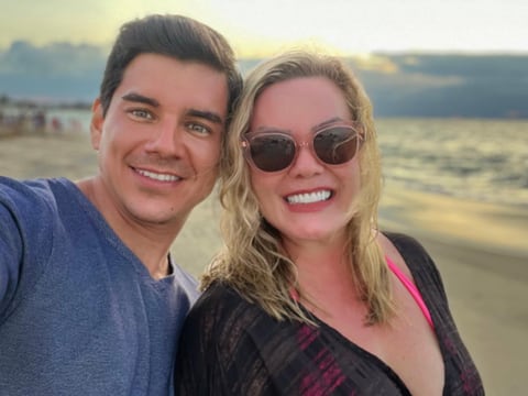 Isaac Delgado y Úrsula Strenge reafirman su noviazgo con una tierna sesión de fotos en la playa