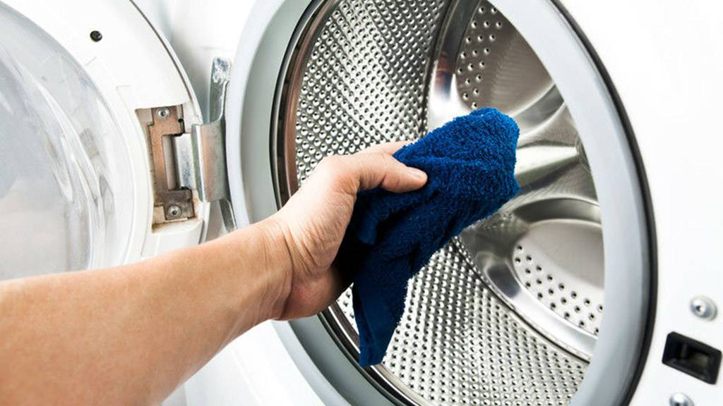 Cómo limpiar la goma de la lavadora para acabar con el moho (y el