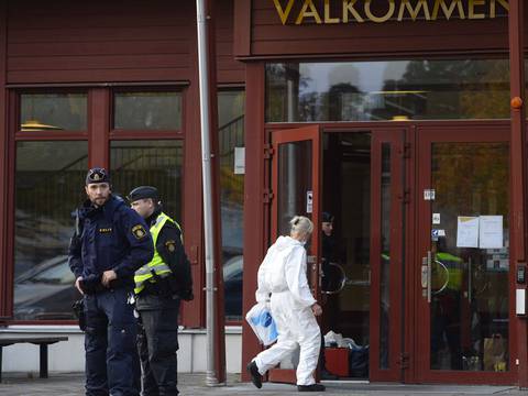 Dos mueren apuñalados en ataque a escuela en Suecia