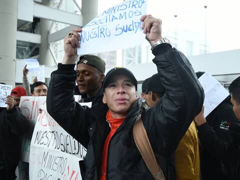 ‘Sin mentirle estamos solo a queso y arroz, no hay nada más que comer’: historias de trabajadores que sufren atrasos del Estado