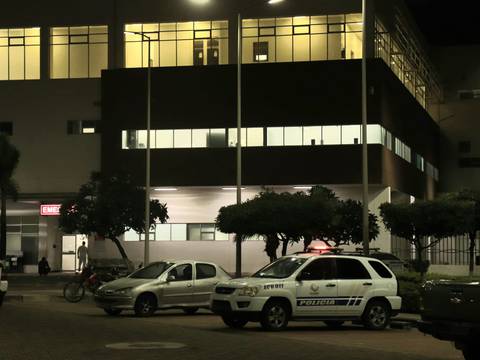 Tres sujetos ingresaron al hospital del Guasmo para atentar contra ciudadano: Policía descartó que se encuentre Júnior Roldán