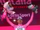  Tadej Pogacar tuvo caída, se enoja con su equipo, pero eso no evita que conquiste etapa 2 del Giro de Italia