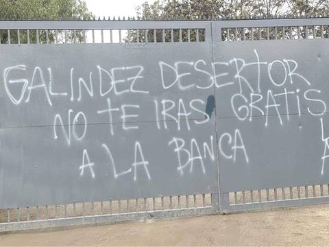 ‘Galíndez desertor, no te irás gratis’, el mensaje que dejaron contra el arquero al ingreso del lugar de entrenamiento de la U. de Chile