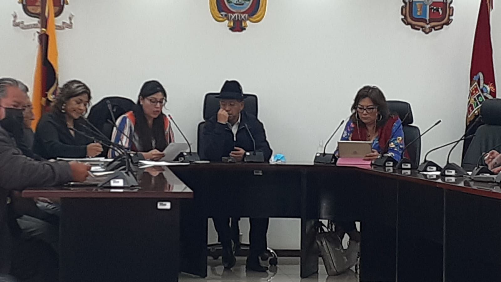 Prefecto de Cotopaxi volvió a su despacho, participó en sesión de consejo y allí dijo que denuncia en su contra tiene ‘vinculación politiquera’ 