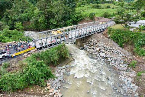 ‘Nuestras melcochas van a ser vendidas nuevamente al turismo’, dicen moradores tsáchilas en entrega de puente en el kilómetro 82 de la vía Alóag-Santo Domingo
