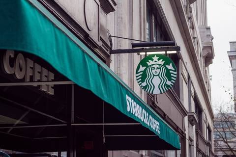 Starbucks tendrá que pagarle $ 25 millones a una exempleada que asegura fue despedida por ser blanca